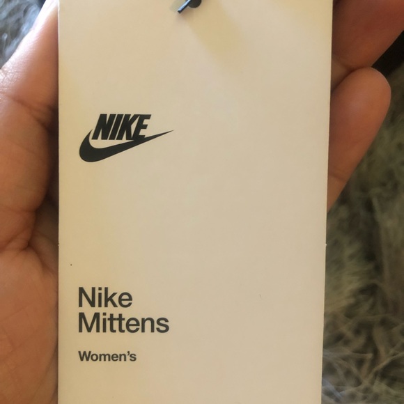 NIKE Women’s Mittens - Picture 3 of 4
